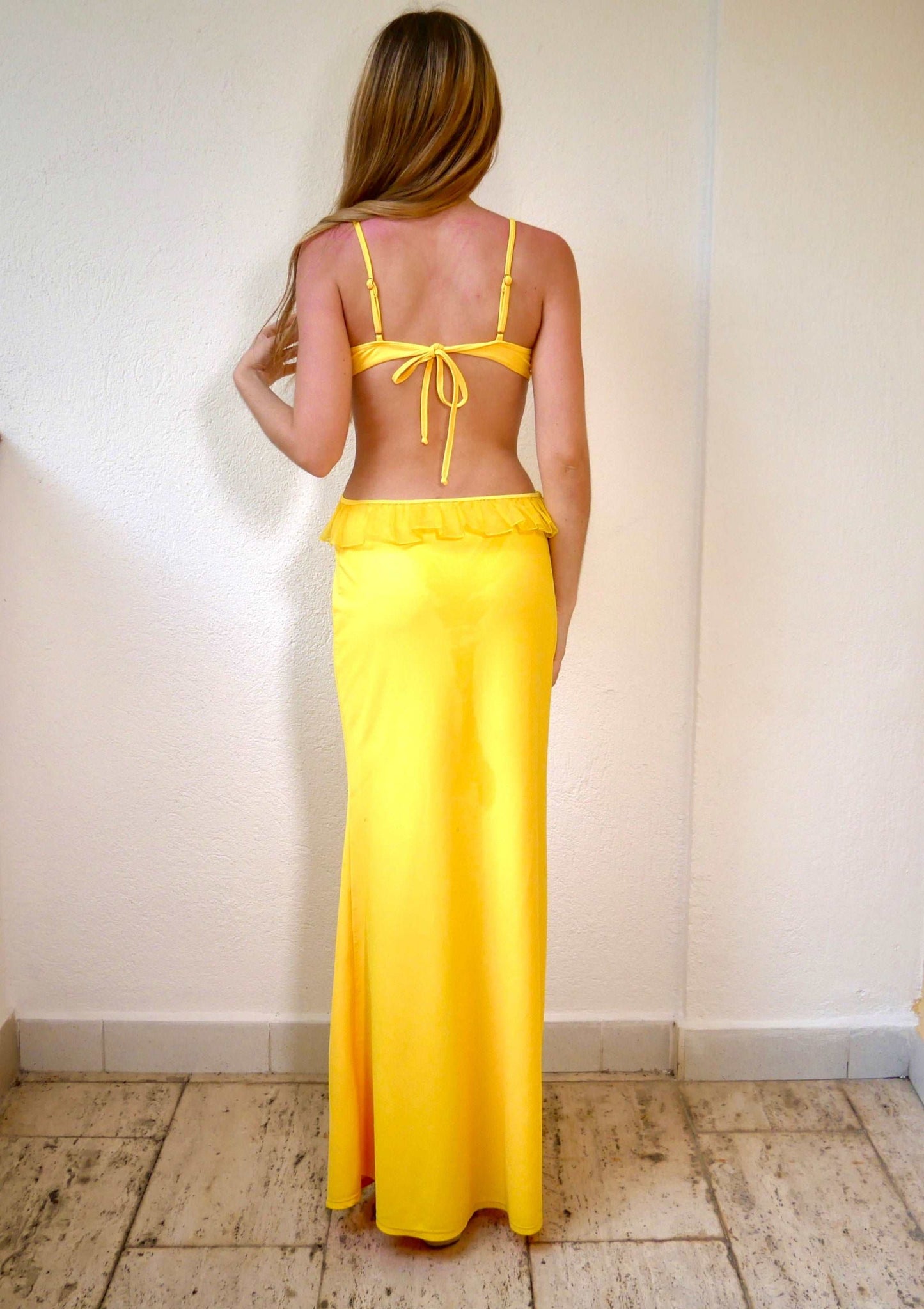  Photo de dos de la robe Citralis jaune citron de Bikidress, mettant en avant le design élégant et le détail du dos.